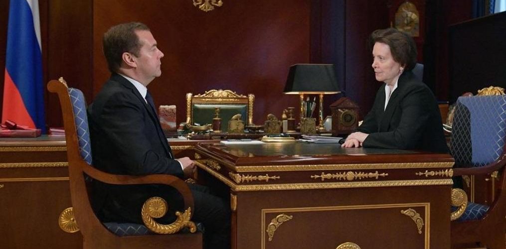 Комарова сообщила Медведеву о росте доходов югорчан